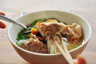 cách nấu hủ tiếu xương - công thức nấu nước lèo hủ tiếu xương thơm ngon đậm đà